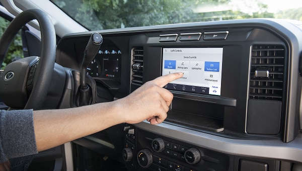 Interior de Ford Super Duty Chasis con pantalla táctil de 8 pulgadas mostrando navegación y panel de control digital.
